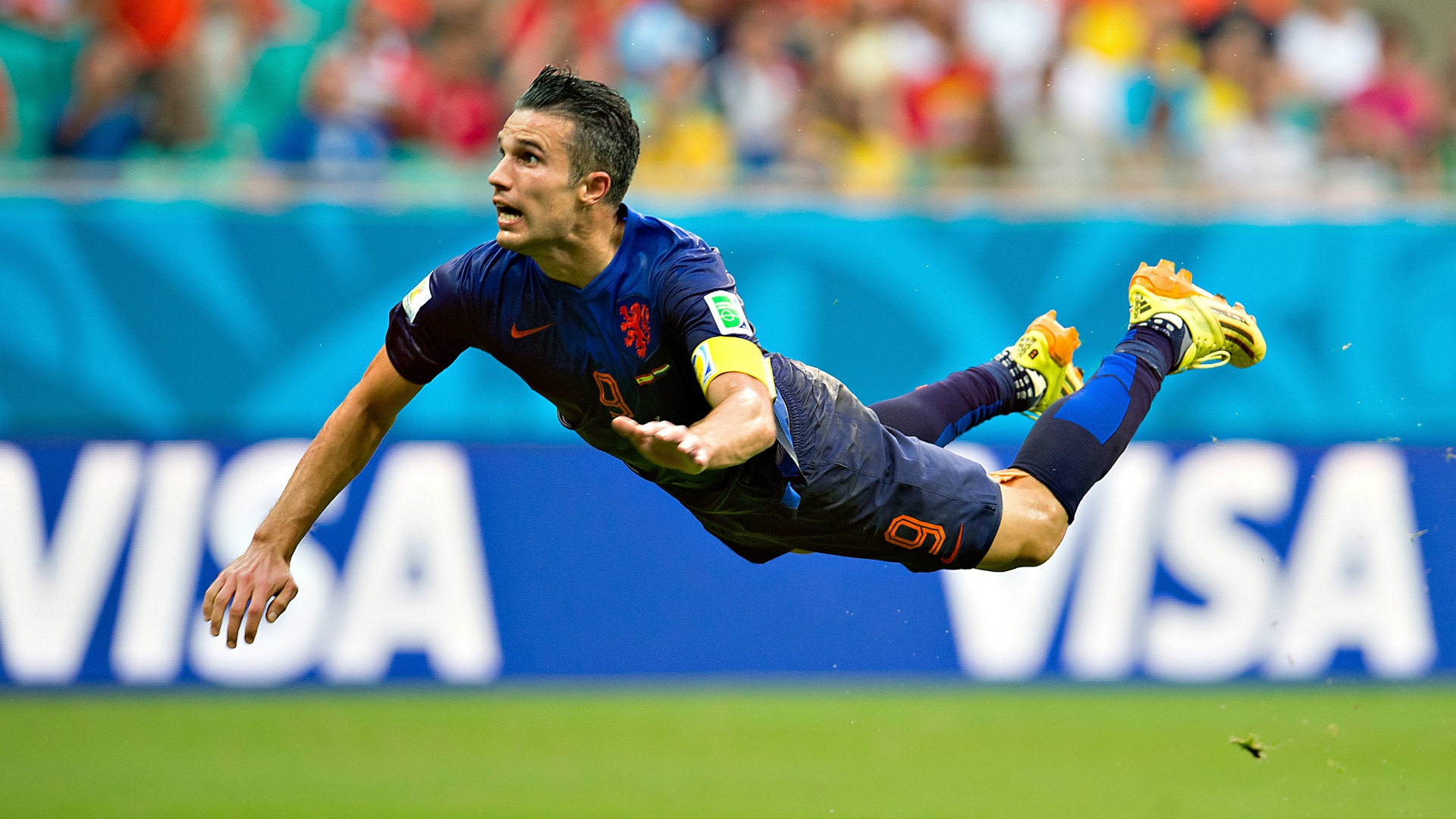 Pha bay người ghi b&agrave;n đẹp mắt của van Persie v&agrave;o lưới T&acirc;y Ban Nha tại World Cup 2014