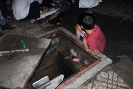 Ch&acirc;n Đạt bị mắc kẹt ở miệng cống kh&ocirc;ng k&eacute;o ra được