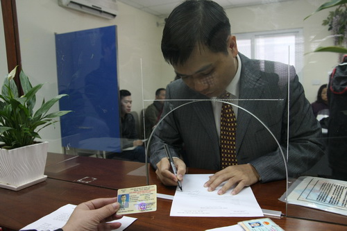 Anh Nguyễn Mạnh Cường l&agrave;m thủ tục đổi GPLX