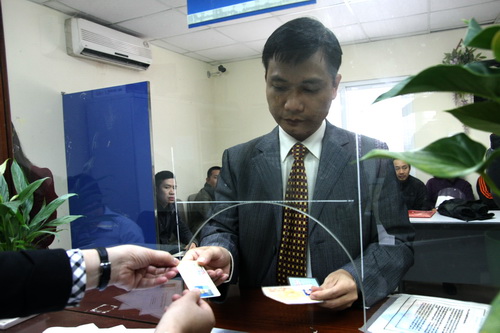 Sau 2 tiếng anh nhận lại hồ sơ v&agrave; GPLX mới