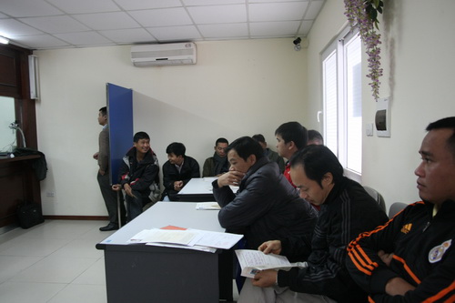 Trong khi những người đến đồi GPLX theo c&aacute;ch cũ vẫn ngồi đợi