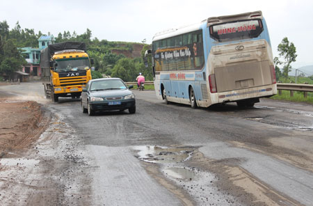 H&agrave;ng loạt vị tr&iacute; ổ g&agrave;, hằn l&uacute;n c&ograve;n xuất hiện ở dự &aacute;n QL1 qua Ph&uacute; Y&ecirc;n (ảnh chụp ng&agrave;y 20/11)