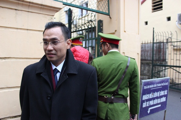 1.Luật sư Vũ Gia Trưởng &ndash; người bảo vệ quyền lợi cho nạn nh&acirc;n L&ecirc; Thị Thanh Huyền c&oacute; mặt từ rất sớm