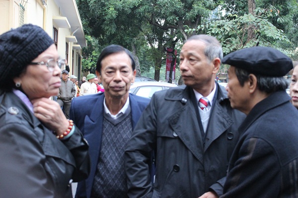 6.Người nh&agrave; nạn nh&acirc;n vụ C&aacute;t Tường đến rất đ&ocirc;ng trước cổng t&ograve;a &aacute;n nh&acirc;n d&acirc;n TP H&agrave; Nội
