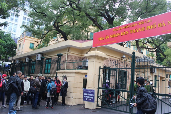 10.Rất đ&ocirc;ng c&aacute;c ph&oacute;ng vi&ecirc;n b&aacute;o ch&iacute; t&aacute;c nghiệp tại cổng t&ograve;a từ s&aacute;ng sớm ng&agrave;y 4/12