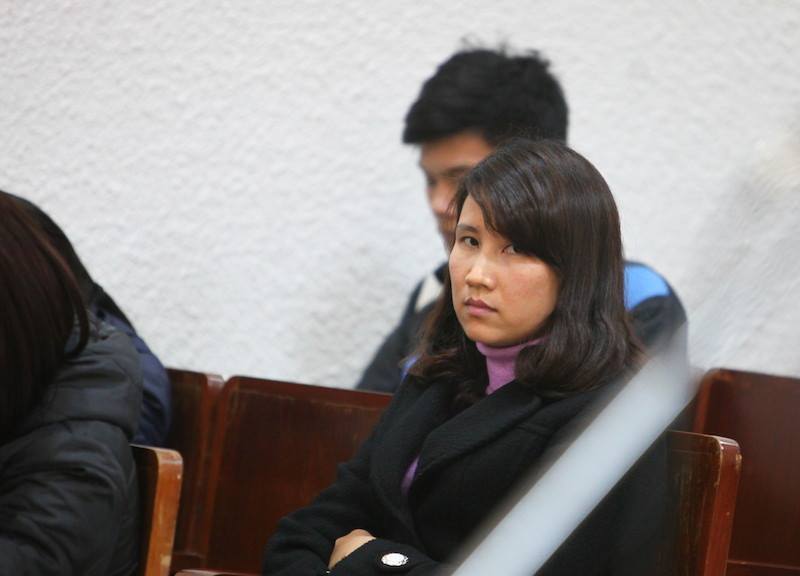 Vợ Nguyễn Mạnh tường tại t&ograve;a chiều nay.