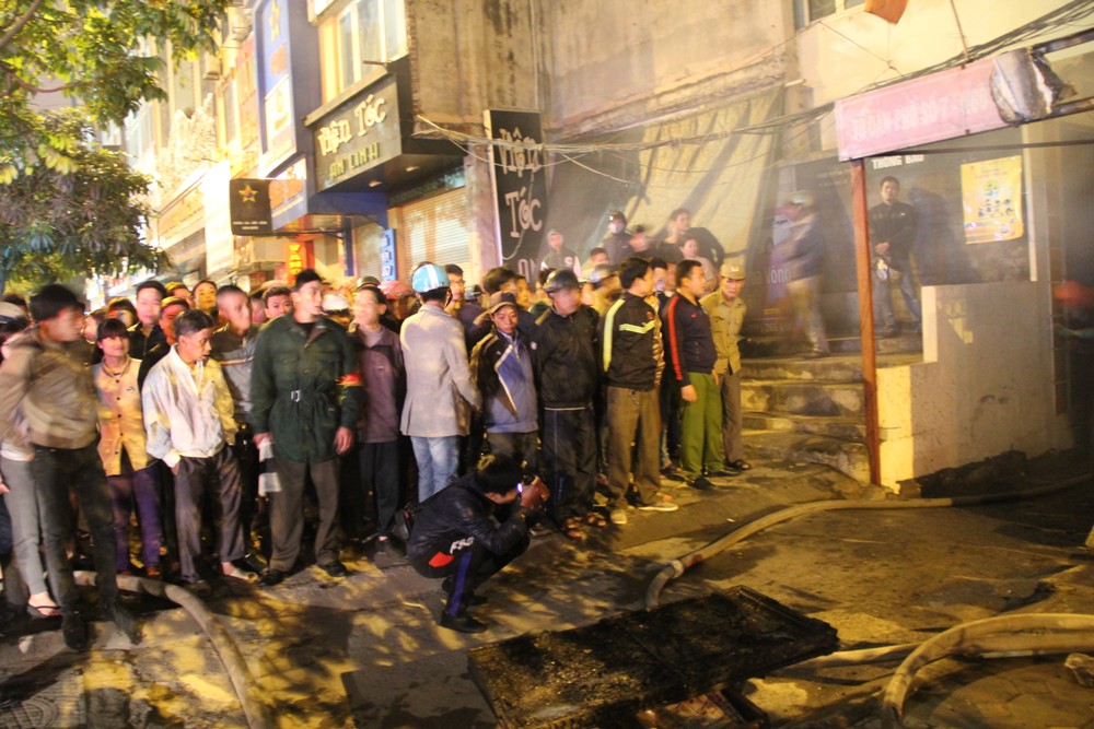 Nhiều người d&acirc;n v&acirc;y quanh để xem vụ ch&aacute;y