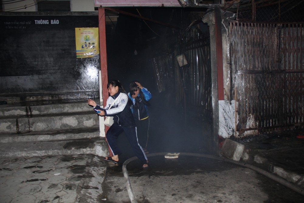 D&ograve;ng người nối đu&ocirc;i nhau chạy tho&aacute;t th&acirc;n