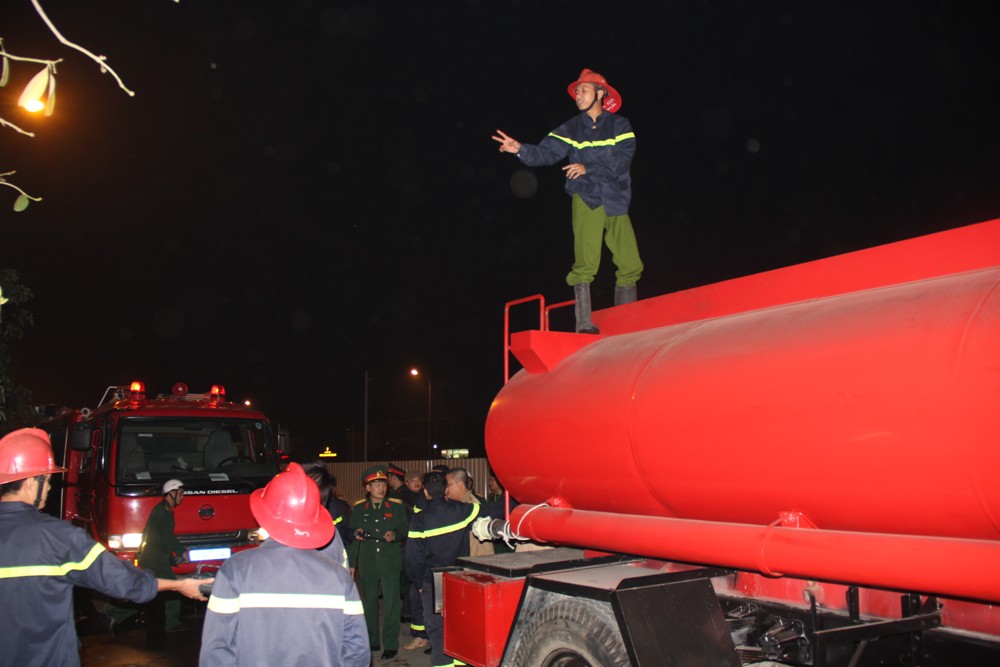 Lực lượng PCCC gặp kh&oacute; khăn khi thiếu nước