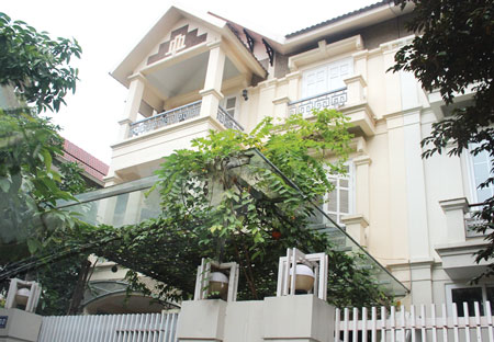 Căn biệt thự sang trọng được cho l&agrave; nơi &ocirc;ng Ho&agrave;ng Văn Nghi&ecirc;n đang sinh sống Ảnh: Ho&agrave;i Thu