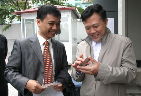 &Ocirc;ng Nguyễn Văn Quyền (phải) ch&uacute;c mừng anh Cường, người đầu ti&ecirc;n nhận GPLX qua khai b&aacute;o điện tử