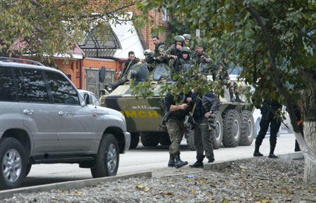 Cảnh s&aacute;t phong tỏa hiện trường vụ đụng độ