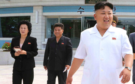  Em g&aacute;i chủ tịch Triều Ti&ecirc;n Kim Jong Un (tr&aacute;i) chuyến thăm tới Wonsan, tỉnh Kangwon