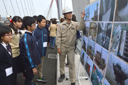 Kỹ sư Nhật Bản giới thiệu c&ocirc;ng tr&igrave;nh cầu Nhật T&acirc;n Ảnh: Xu&acirc;n Đo&agrave;n