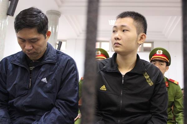 Hai bị c&aacute;o vừa được dẫn giải v&agrave;o t&ograve;a s&aacute;ng nay, 5/12