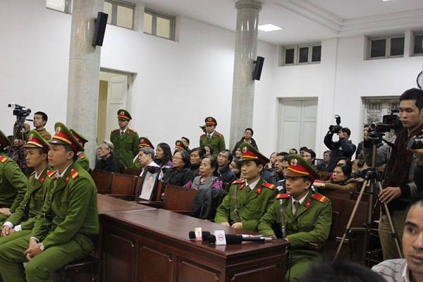 Mọi người tham dự phi&ecirc;n t&ograve;a ngồi nghe HĐXX tuy&ecirc;n &aacute;n.