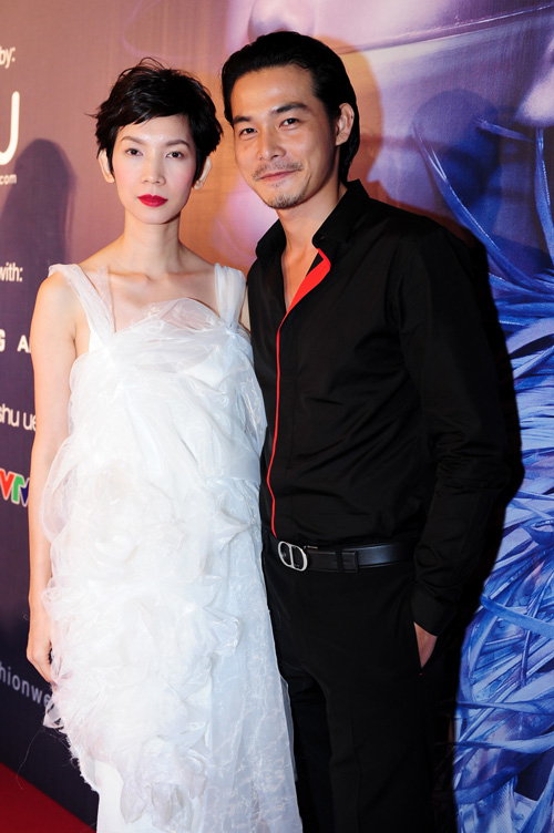 Qu&aacute;ch Ngọc Ngoan đ&atilde; vui vẻ chụp h&igrave;nh b&ecirc;n Xu&acirc;n Lan