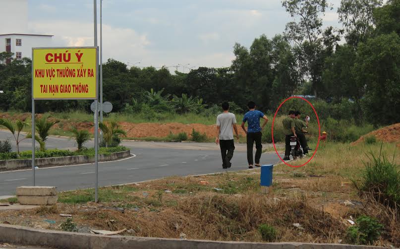 C&oacute; mũ bảo hiểm nhưng vẫn... bỏ qua