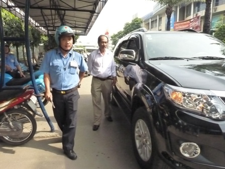 T&agrave;i xế Văn T&ocirc;n chạy chiếc Fortuner, biển số 51A-32080 kh&ocirc;ng tr&igrave;nh được giấy ph&eacute;p đăng k&yacute; kinh doanh vận tải &ocirc; t&ocirc; theo quy định