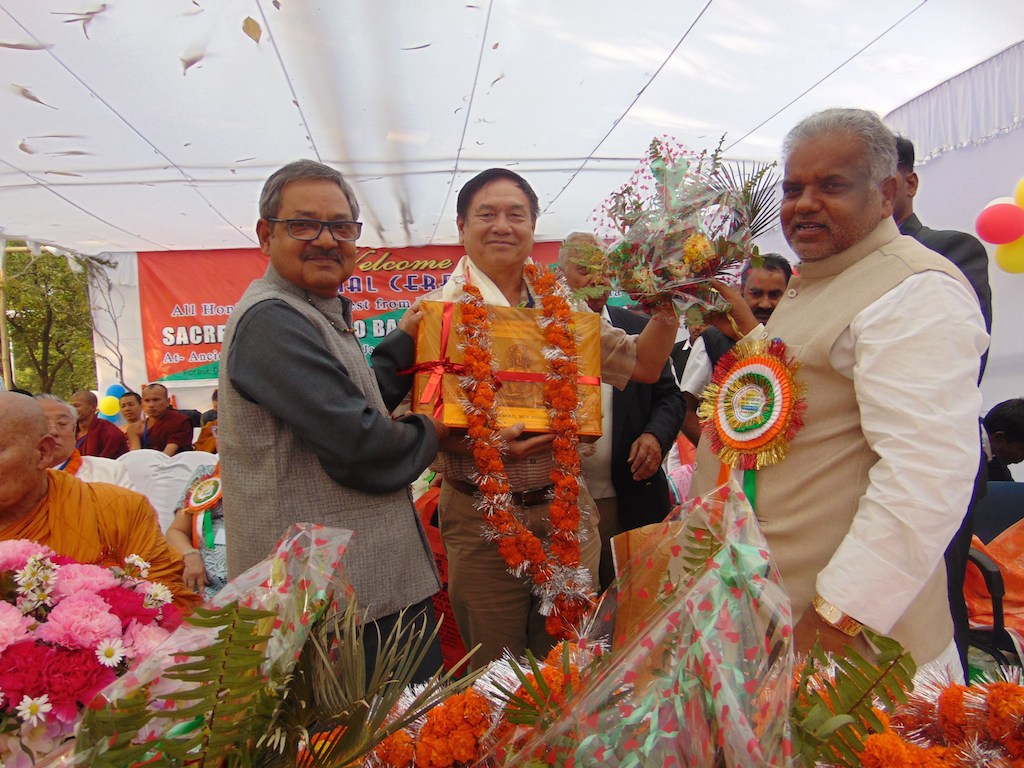 &Ocirc;ng Lương Thế Ph&uacute;c - Ph&oacute; TGĐ Vietjet được ch&agrave;o đ&oacute;n nồng nhiệt tại đất Phật