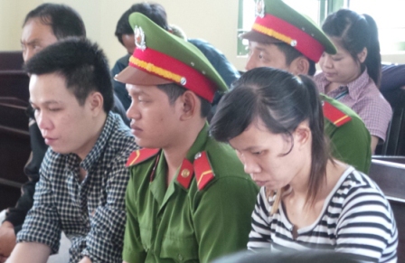 Đ&ocirc;i vợ chồng hờ lĩnh 6 năm t&ugrave; v&igrave; bạo h&agrave;nh với con của vợ