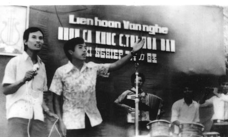 Sau những ngày trên công trường, anh em công nhân lại tham gia liên hoan văn nghệ