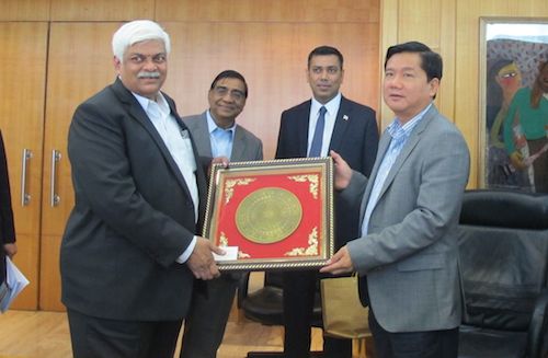 Bộ trưởng Đinh La Thăng trao qu&agrave; lưu niệm cho l&atilde;nh đạo IL&FS v&agrave; khẳng định Ch&iacute;nh phủ, Bộ GTVT lu&ocirc;n hoan ngh&ecirc;nh c&aacute;c nh&agrave; đầu tư nước ngo&agrave;i c&oacute; năng lực, uy t&iacute;n tham gia c&aacute;c dự &aacute;n ph&aacute;t triển hạ tầng giao th&ocirc;ng tại Việt Nam