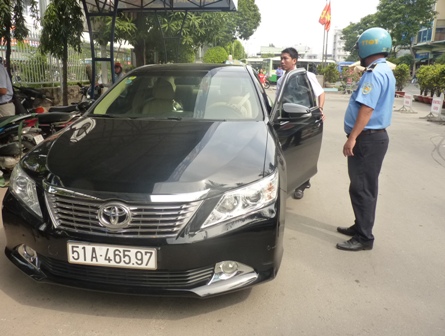S&aacute;ng 5/11, Thanh tra giao th&ocirc;ng xử phạt 2 taxi Uber ở bến xe Miền Đ&ocirc;ng