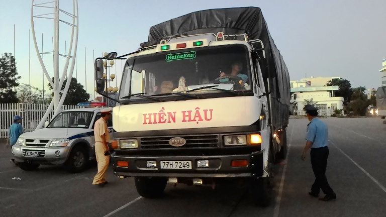 Lực lượng Tổ c&acirc;n tải trọng cơ động li&ecirc;n ng&agrave;nh TP.Đ&agrave; Nẵng c&acirc;n xe qu&aacute; tải