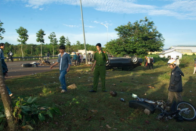 Hiện trường vụ TNGT đặc biệt nghi&ecirc;m trọng (ảnh tuoitre.vn)