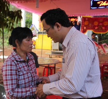 Đến thăm v&agrave; chia buồn với vợ anh Hồ Xu&acirc;n Thu 