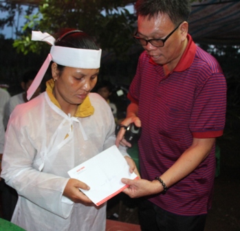 &Ocirc;ng B&ugrave;i Phụ - Trưởng Đại diện thay mặt B&aacute;o Giao Th&ocirc;ng hỗ trợ chia sẻ nỗi đau hai gia đ&igrave;nh anh Thu, anh Đồng mỗi gia đ&igrave;nh 2 triệu đồng 