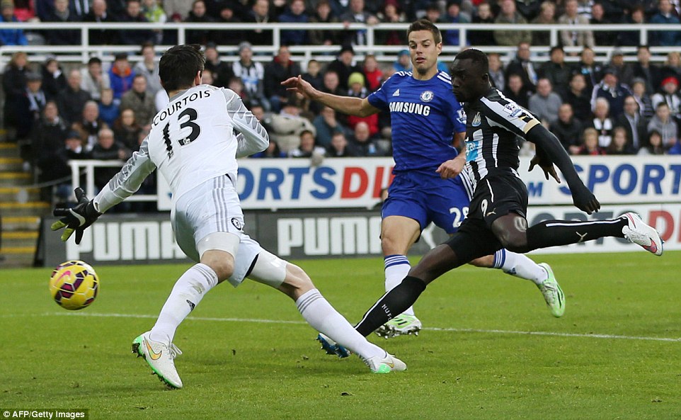 Chelsea (&aacute;o xanh) thua sốc Newcastle
