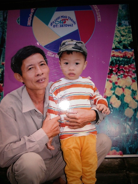 &Ocirc;ng T&acirc;n chụp ảnh c&ugrave;ng ch&aacute;u Long ( ảnh chụp lại)