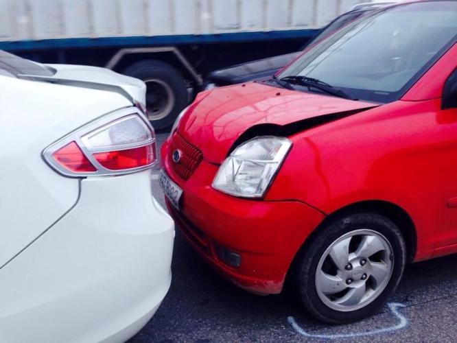 Cơ quan chức năng đ&aacute;nh dấu vạch sơn vụ tai nạn 5 xe đ&acirc;m nhau để giải ph&oacute;ng hiện trường chống &ugrave;n tắc giao th&ocirc;ng