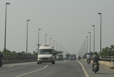 Xe kh&aacute;ch lưu h&agrave;nh tr&ecirc;n QL1 qua Quảng Nam.