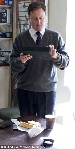 Thủ tướng Anh cũng l&agrave; một fan h&acirc;m mộ tr&ograve; chơi điện tử tr&ecirc;n iPad