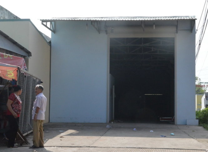 Biển hiệu v&agrave; to&agrave;n bộ h&agrave;ng h&oacute;a trong nh&agrave; kho đ&atilde; được th&aacute;o dỡ v&agrave; chuyển đi (Ảnh: Ngọc T&agrave;i/Tuổi tẻ)