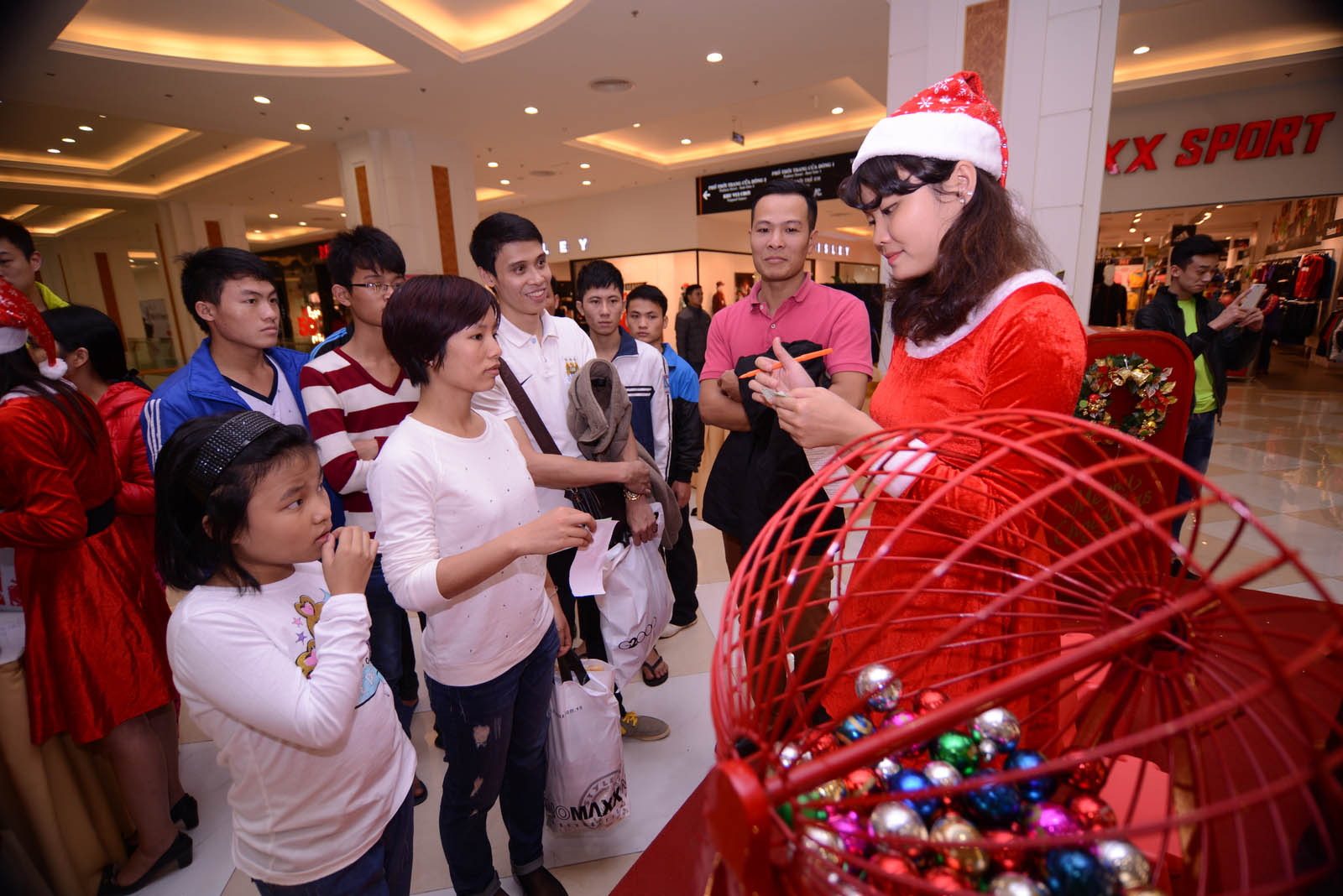 Kh&aacute;ch h&agrave;ng tham gia Quay b&oacute;ng tr&uacute;ng thưởng h&agrave;ng trăm phần qu&agrave; c&oacute; gi&aacute; trị