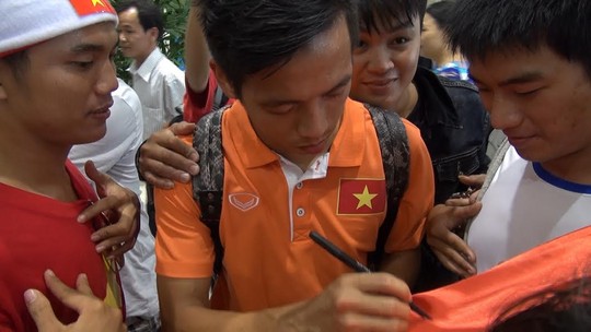 Văn Quyết mỏi tay k&yacute; tặng người h&acirc;m mộ