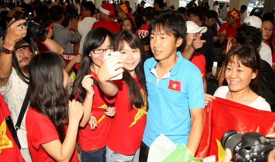 HLV Miura cũng trở th&agrave;nh t&acirc;m điểm của sự ch&uacute; &yacute;