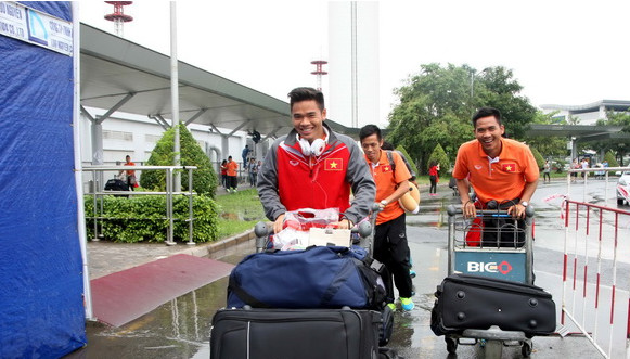 C&aacute;c tuyển thủ nhanh ch&oacute;ng rời sang ga nội địa để l&agrave;m thủ tục bay ra H&agrave; Nội