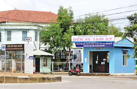 &ldquo;T&ocirc;̉ đi&ecirc;̀u hành v&acirc;̣n tải&rdquo; nằm giữa hai b&ecirc;n c&ocirc;̉ng ra vào B&ecirc;́n xe Tam Kỳ, đ&acirc;y cũng là nơi các xe t&acirc;́p vào ký l&ecirc;̣nh xu&acirc;́t b&ecirc;́n