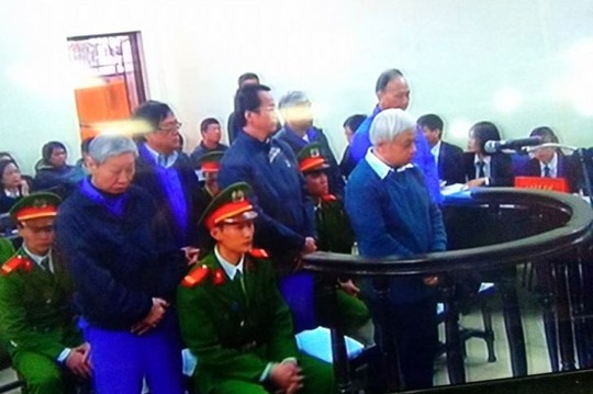 Bị c&aacute;o Nguyễn Đức Ki&ecirc;n đứng trước v&ograve;ng m&oacute;ng ngựa xin được cung cấp th&ecirc;m t&agrave;i liệu li&ecirc;n quan