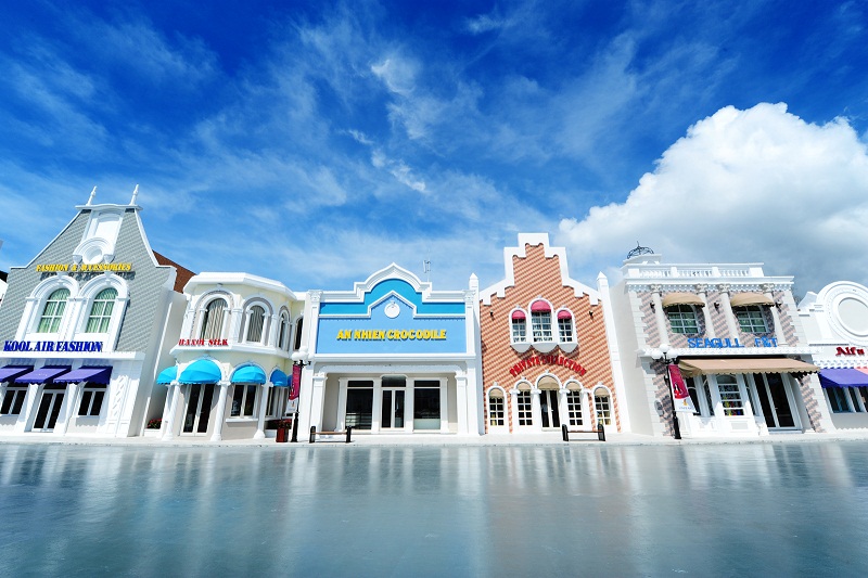 Sau khi thỏa sức vui chơi, mọi người c&oacute; thể thoải m&aacute;i shopping tại phố mua sắm&hellip;