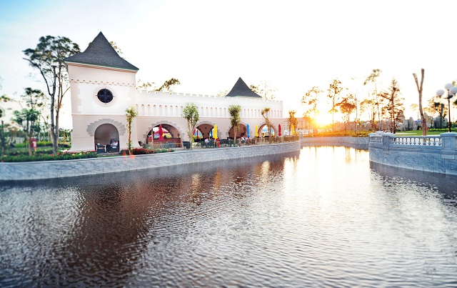 &hellip;hay nghỉ ch&acirc;n v&agrave; thưởng thức ẩm thực &Aacute; &Acirc;u b&ecirc;n khung cảnh tuyệt đẹp của nh&agrave; h&agrave;ng Deli Land