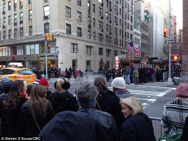 Khoảng 200 người chờ trước cửa kh&aacute;ch sạn trong c&aacute;i lạnh để được nh&igrave;n ngắm vợ chồng C&ocirc;ng tước xứ Cambrigde