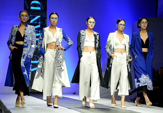 Trong 4 đ&ecirc;m sẽ c&oacute; 1.000 mẫu Xu&acirc;n H&egrave; mới nhất sẽ được giới thiệu trong đ&oacute; 3 đ&ecirc;m d&ograve;ng thời trang ứng dụng-Ready to Wear v&agrave; 1 đ&ecirc;m thời trang cao cấp- Haute Couture. 