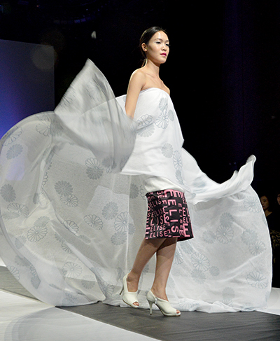 Th&ugrave;y Dung thanh tho&aacute;t, nhẹ nh&agrave;ng trong trang phục của nh&agrave; thiết kế đến từ Elise