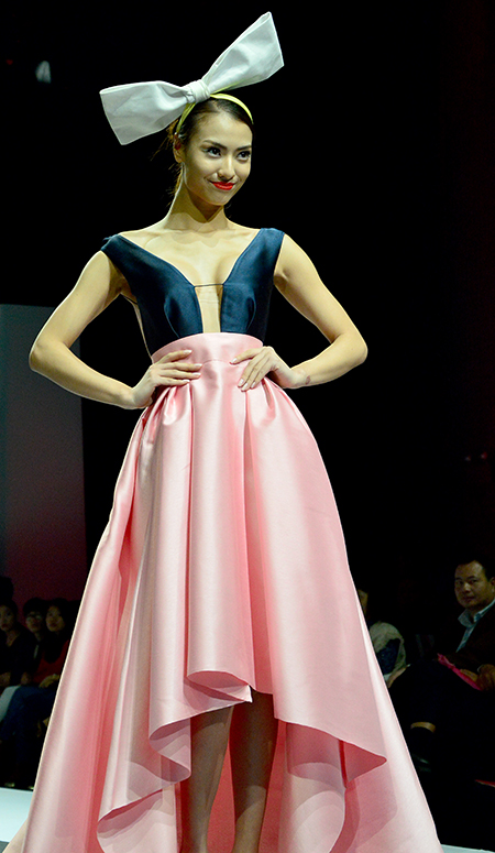 Ch&acirc;n d&agrave;i Hồng Quế cũng xuất hiện trong rất nhiều phần tr&igrave;nh diễn v&agrave; đảm nhiệm vị tr&iacute; người mẫu ch&iacute;nh trong nhiều bộ sưu tập trong đ&ecirc;m khai mạc.